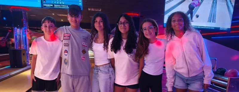 Jóvenes de Adeje disfrutan de una jornada de cine y bolos
