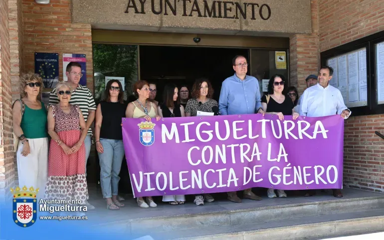 Miguelturra conmemora las víctimas de violencia de género con un minuto de silencio