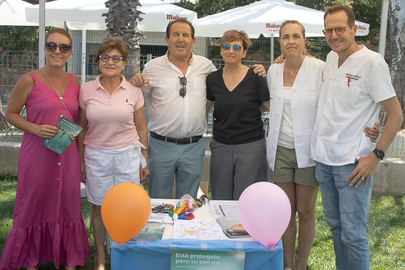 Sanidad lleva la prevención del melanoma a las piscinas de la comarca de Almansa