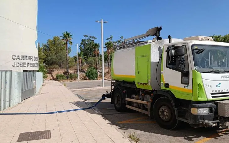 Benidorm reutiliza el agua de la piscina municipal para el baldeo de calles