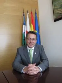 Pedro Manuel Martínez García da la bienvenida a Campoo de Enmedio y destaca su riqueza histórica y natural