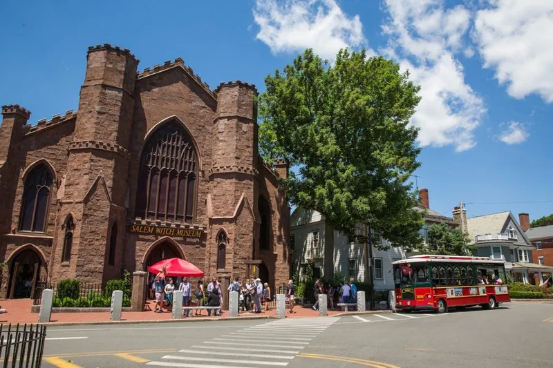 Salem desvela sus iconos: faro, galeón y edificios históricos cautivan a los visitantes