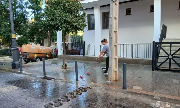 Casariche mejora sus espacios públicos con trabajos de limpieza y mantenimiento