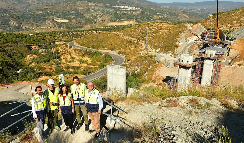 Las obras del nuevo acceso a la Alpujarra superan el ecuador con la construcción de un puente
