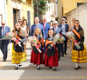 Pareja celebra su Día Grande con fervor religioso y convivencia vecinal