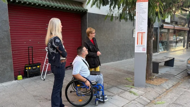 Fraga rotula las paradas del autobús urbano para mejorar la información al usuario