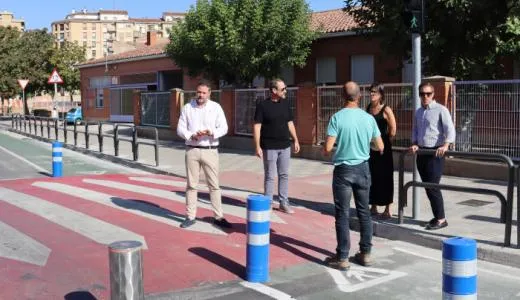 Tudela estrena un sistema de semáforos y pilonas para mejorar la seguridad en el paso peatonal del colegio Griseras