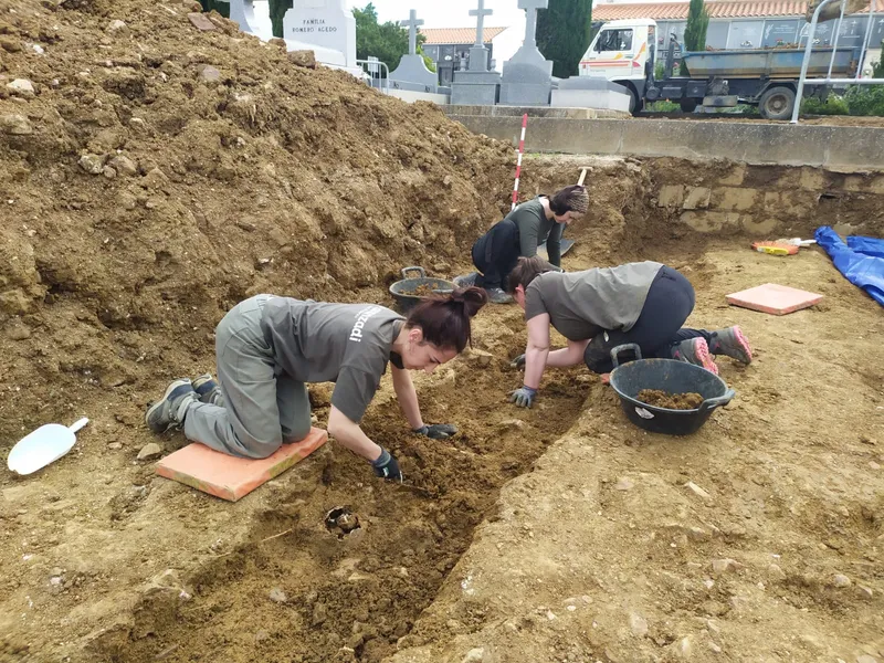 Identificadas dos víctimas del franquismo en fosas de Castuera