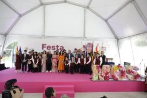La Festa da Rosa de Mos celebra su día grande con Touriñán, vino rosado y concursos