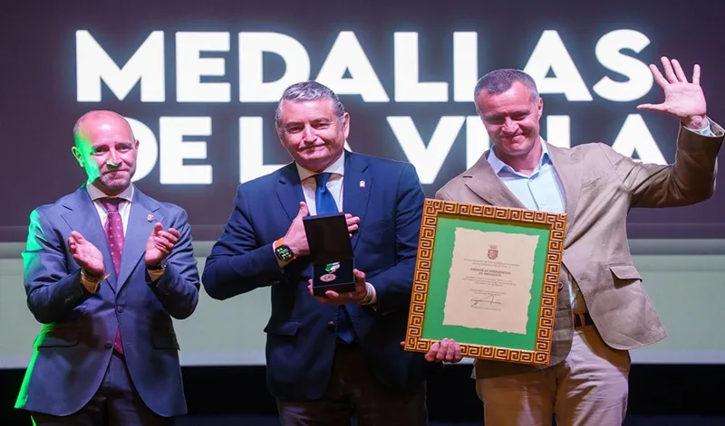 La Agencia de Emergencias de Andalucía recibe la Medalla de la Villa de Grazalema