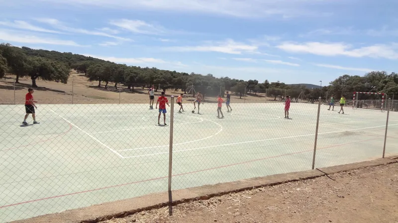 Salvaleón alquila tres albergues en Monte Porrino para eventos y reuniones