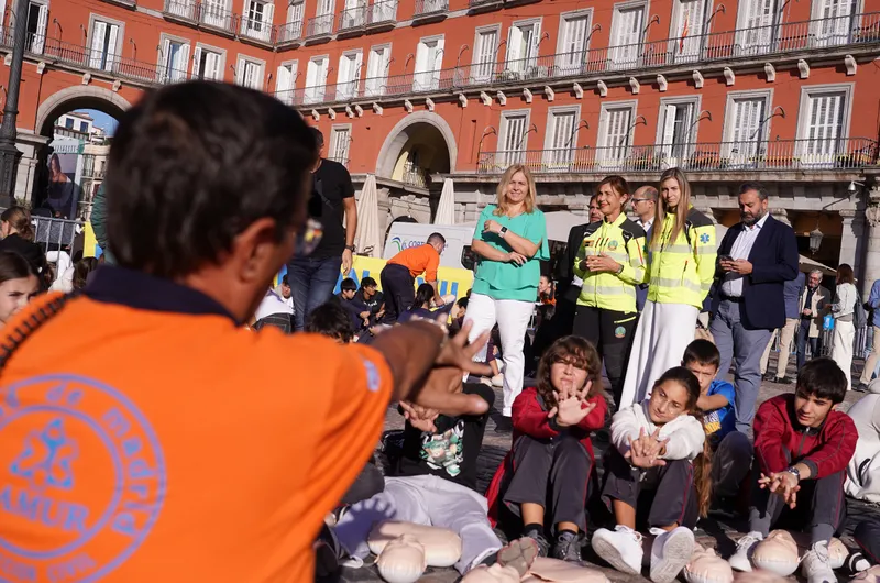 SAMUR-Protección Civil forma a 400 escolares en RCP en la Plaza Mayor de Madrid