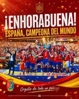 Esquivias celebra la victoria de la Selección Española con sus vecinos en la Plaza de España