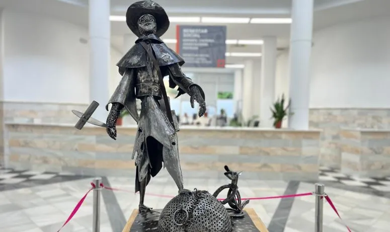 La escultura 'Sant Roc pirotècnic' adorna el Ayuntamiento de Burjassot durante las fiestas patronales