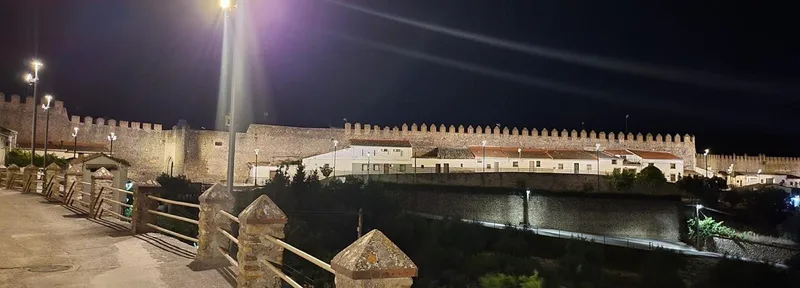 La muralla almohade de Galisteo recupera su esplendor con una nueva iluminación artística