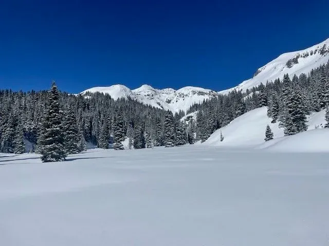 Alerta por polvo en la nieve de Colorado: Acelera el deshielo y la primavera llega con calor