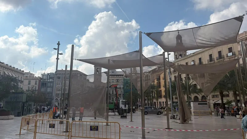 La EMT de València retira los toldos de la Plaza de la Reina para el invierno
