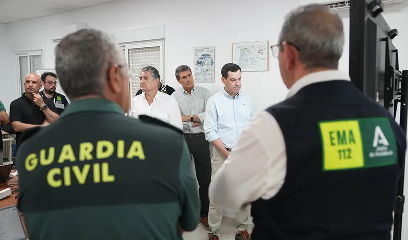 El presidente de la Junta visita el Puesto de Mando Avanzado por el incendio en Los Gallardos