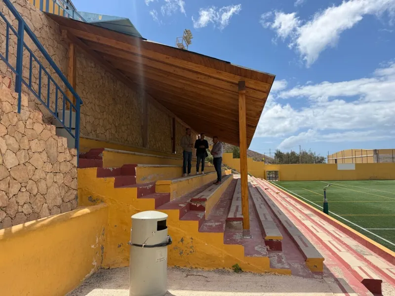 Pájara instala pérgolas en campos de fútbol para mejorar la sombra y el confort