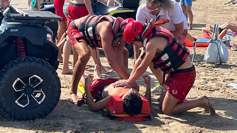 València simula un rescate en la playa de El Cabanyal para evaluar la eficacia del dispositivo de salvamento