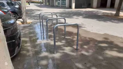 Castelldefels instala nuevos aparcabicicletas y bancos en puntos clave de la ciudad