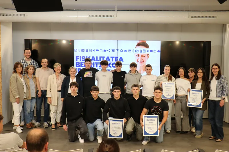 Colegio de Zarautz gana certamen de fiscalidad con una canción sobre fraude
