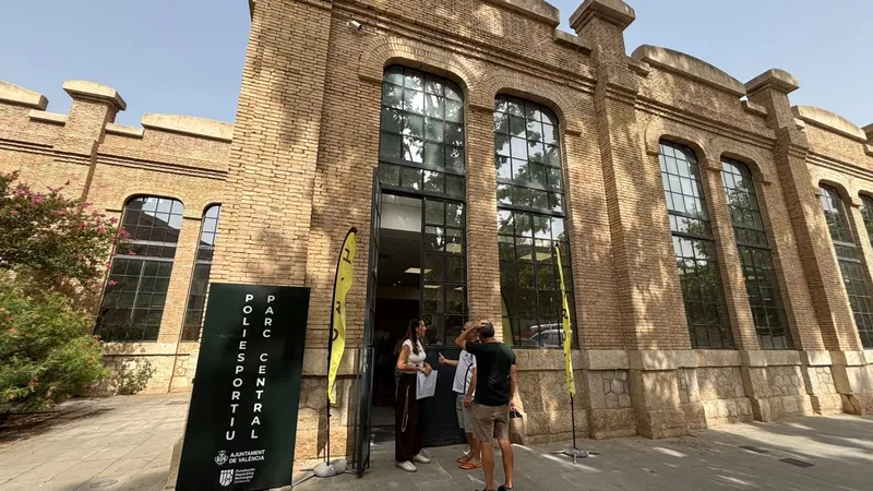 El Polideportivo Parc Central de València abre sus puertas para informar a los vecinos de Russafa