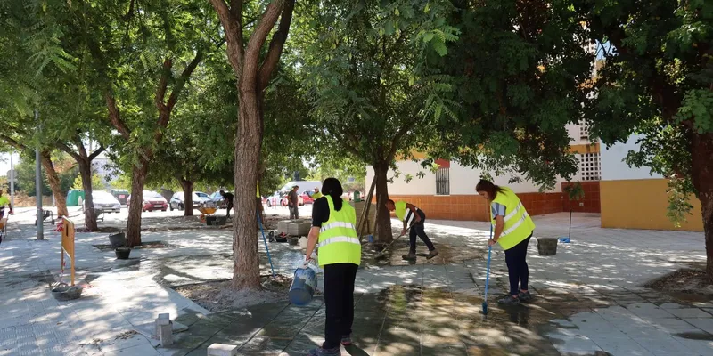 Utrera renueva sus acerados y mejora espacios públicos con el PFEA