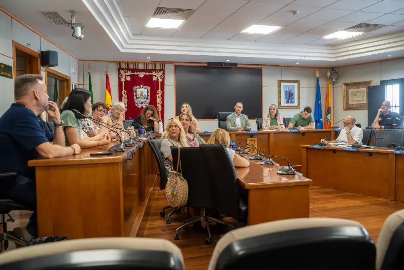 Benalmádena avanza en accesibilidad con señalética adaptada para personas con TEA