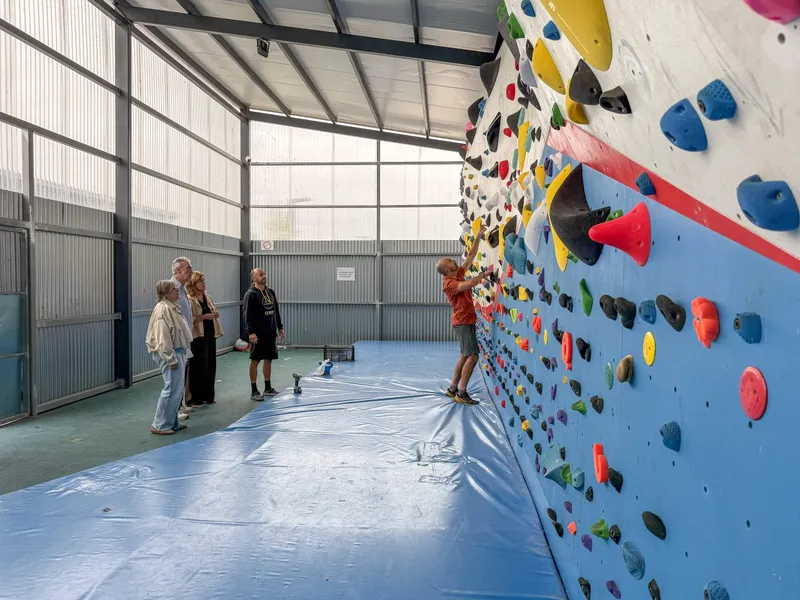 Polanco renueva su rocódromo e incorpora "pies de gato" para la Escuela de Escalada