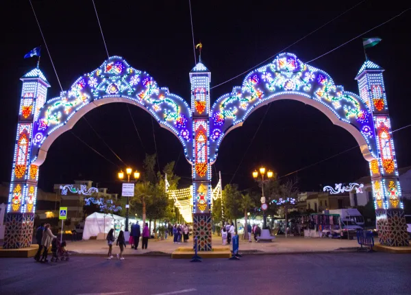 Carmona enciende su Feria de Mayo con 150.000 bombillas y novedades en seguridad y solidaridad