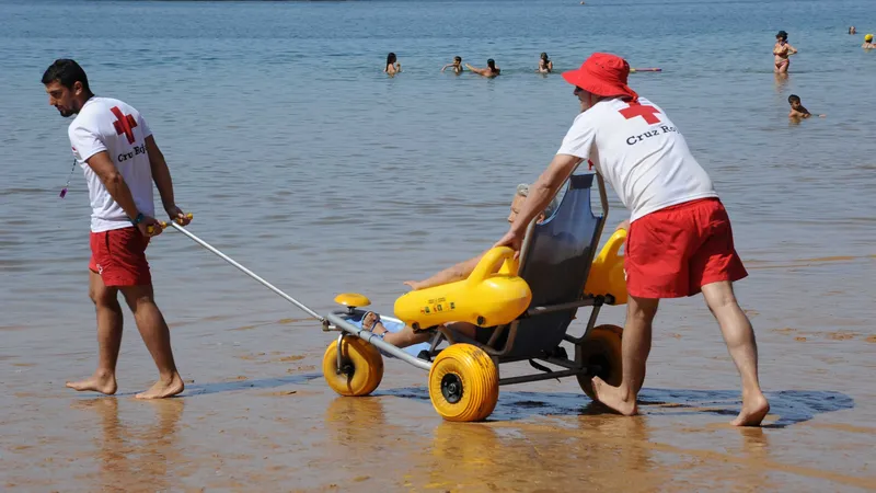 València estrena puntos de baño adaptados para personas con parálisis cerebral en sus playas