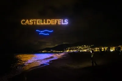 Castelldefels despide el verano con una gran fiesta en la playa con música y drones