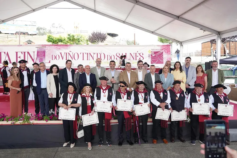 El presidente de la Diputación de Pontevedra asiste a la Festa do Viño Tinto do Salnés en Ribadumia