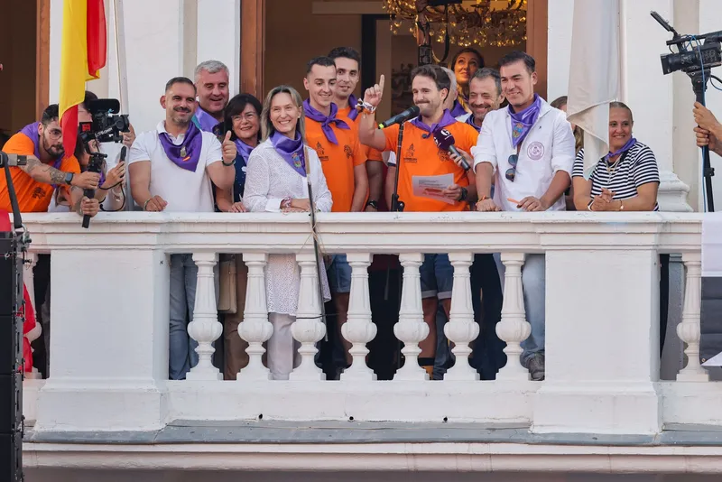 Guadalajara arranca sus Ferias con un pregón de la Peña Escopitos y miles de asistentes