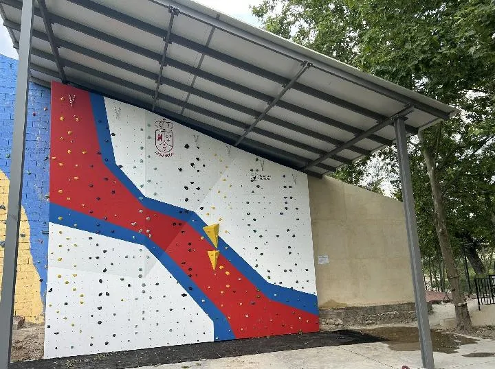 Arbancón inaugura un rocódromo para potenciar el turismo activo