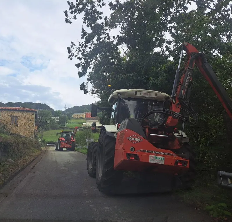 Allande mejora la seguridad vial con el desbroce de carreteras municipales