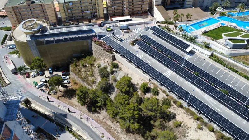 Benidorm finaliza la instalación solar fotovoltaica en el aparcamiento de Poniente
