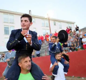 Javier y Rubén Vara triunfan juntos en el festival taurino de Pareja
