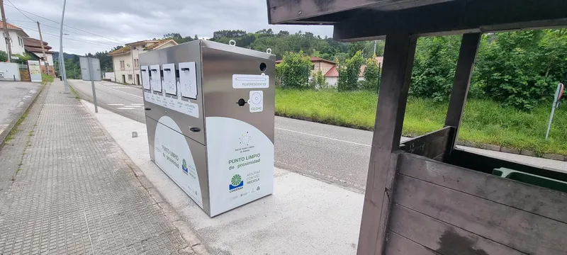 Candamo estrena punto limpio de proximidad para residuos especiales del hogar