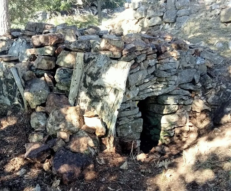 Xert recupera el refugio de la nevera del Turmell con técnicas de piedra seca