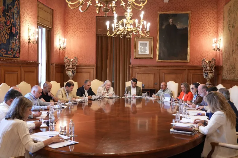 La Diputación de Pontevedra destina más de 185.000 euros a Bueu para limpieza y socorrismo