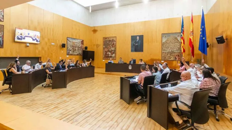 Benidorm aprueba un convenio para mejorar el saneamiento y renombra viales clave