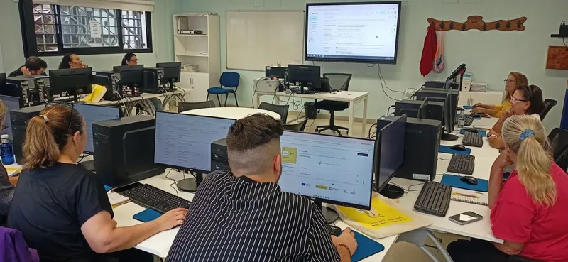 Écija lanza nuevos cursos gratuitos de competencias digitales con "Aprende Volando"