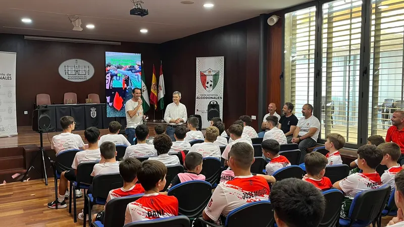 Algodonales rinde homenaje a sus futbolistas por su gran temporada