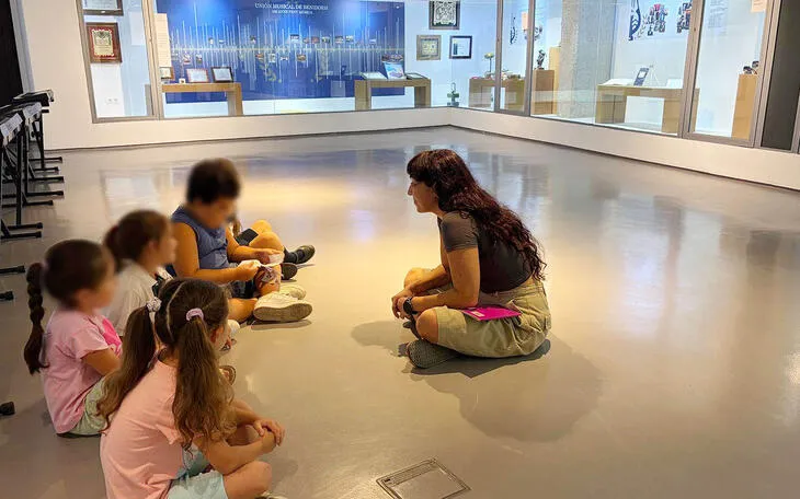 La exposición del centenario de la Unión Musical de Benidorm se enriquece con clases de su escuela