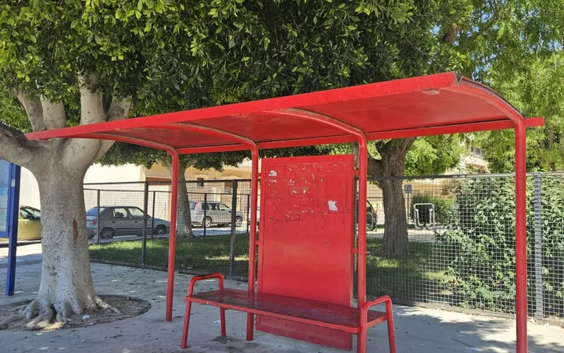 Rafal presentará alegaciones para mantener la parada de autobús en la Avenida Rafael Alberti