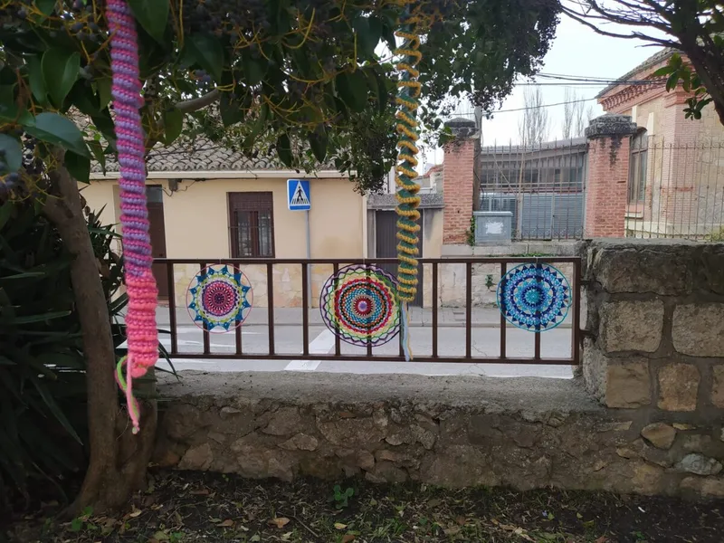El Hogar del Jubilado de Torrelaguna expone su árbol de Navidad tejido artesanalmente