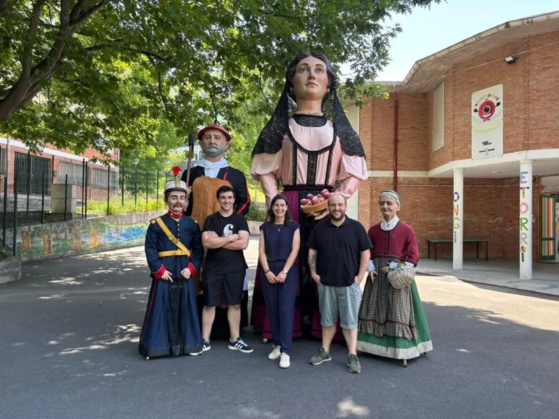 Irun celebra un gran desfile de gigantes por el 15º aniversario de Ondare Kultur Elkartea