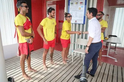 Castelldefels despliega todos sus servicios para una temporada de verano en la playa